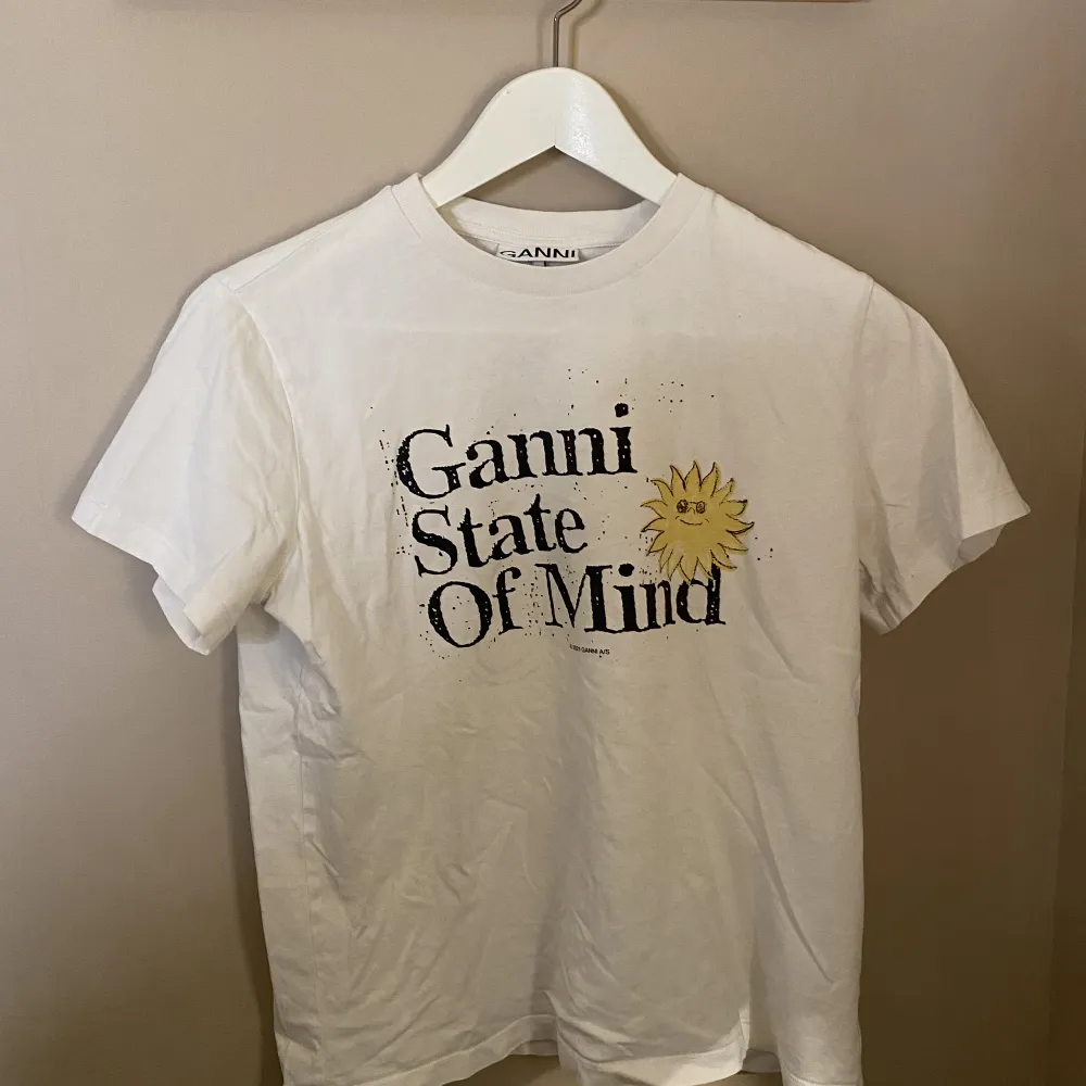 Säljer nu min fina Ganni T-Shirt som inte säljs längre. Använd ett fåtal gånger. Köpte för 850kr!🌟 I superfint skick👌🏾. T-shirts.