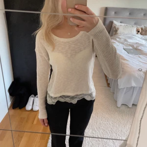 Stickad tröja med spets💕 - En super söt tunnstickadtröja med spets💕kommer inte till användnig, storlek 158/164 och passar mig som vanligtvis har xs-s