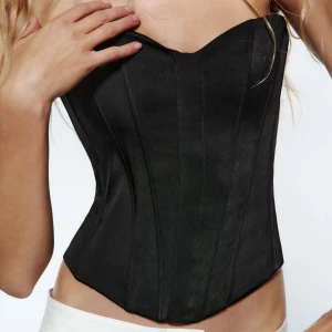 ZARA korsettopp i satin - ZARA korsettopp i satin. Sälja då den inte används och har bättre användning hos någon annan! Frågor? Bara att skriva! OBS.  skavanker på topoen av korsetten (bild 3)