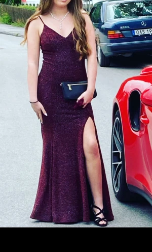 Balklänning  - Superfin balklänning med tillhörande sjal Glittrigt tyg Använd 1 gång