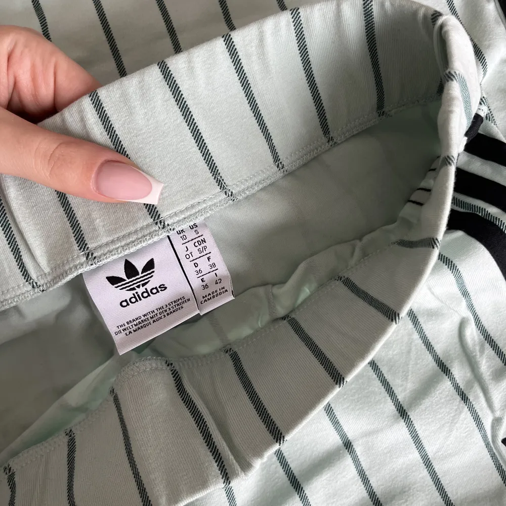 Söt ”midi” sommarkjol från Adidas i strl S, säljer pga ingen användning🤍. Kjolar.