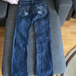 Vintage jeans detaljerad - Jag säljer ett par vintage jeans med fina detaljer i strl xxs/ xs 32. Dessa får tyvärr inte plats på mig men längden är bra på mig!  Priset kan diskuteras!