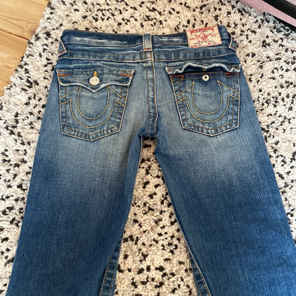 Asfeta true religion jeans! Passar inte riktigt mig så säljer dem!🫶 33cm vid midjan💗💗. Jeans & Byxor.
