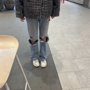 Jeans - FÖRST TILL KVARN! så snygga bershka jeans! Är 175 cm och passar bra i längden💕💕