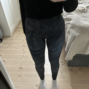 Tränings byxor  - Mönstrade tränings byxor i storlek S💕 Säljer för 150kr plus frakt! (Jag är 162cm lång)