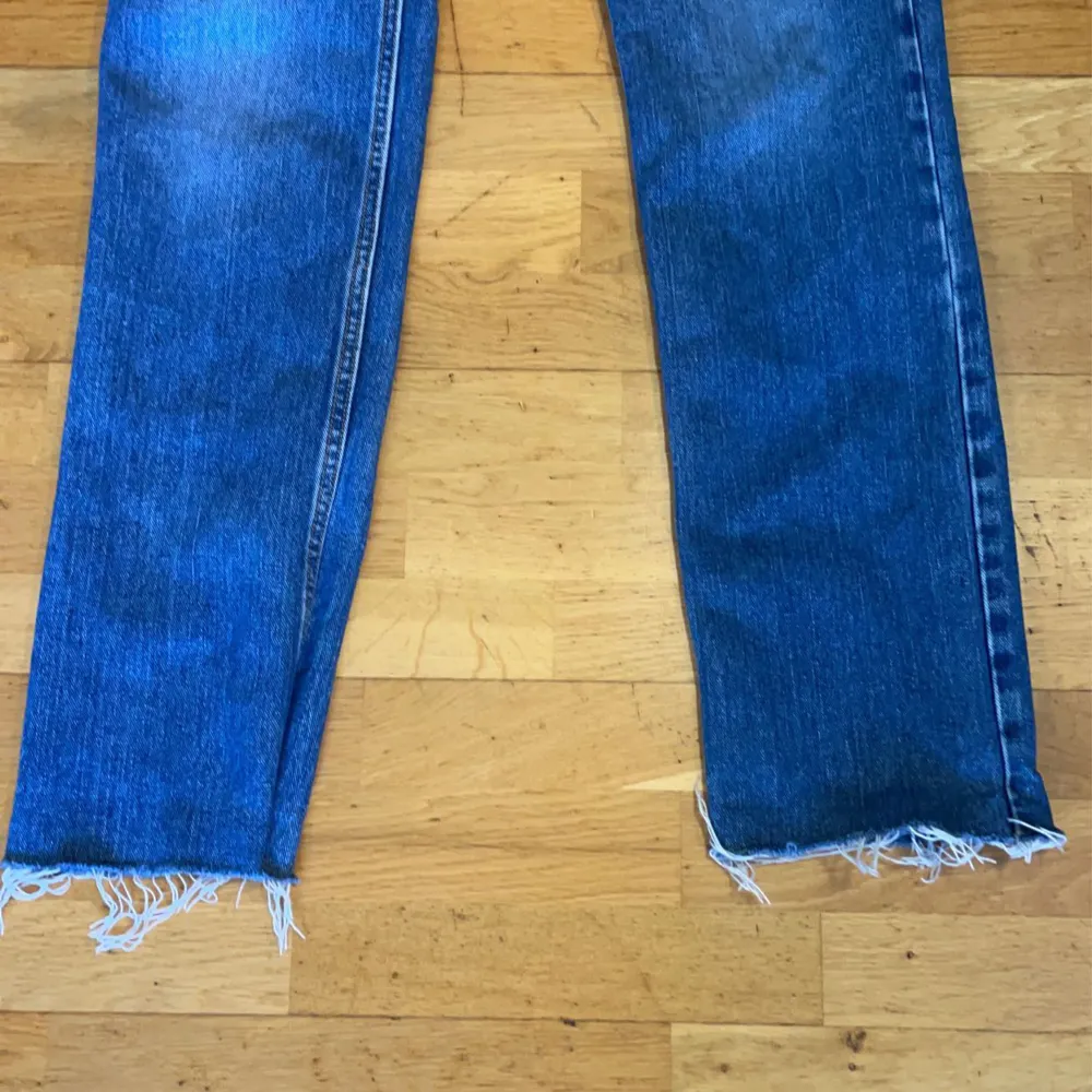 Säljer mina jättefina äldre jeans då de blivit lite stora för mig! Köpte de i xtra long modell så har klippt de längst ner då de vart lite långa🙏🏼❤️ De passar perfekt på mig som är 168-170💕 Det står bara ”size 9” men skulle säga att det är en 36-38❤️. Jeans & Byxor.