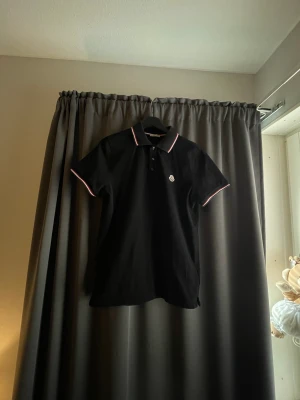 Moncler piké  - Fin Moncler pike! Sitter som en S. 8/10 cond. Sparsamt använd. Tight passform. Pris diskuterbart. OBS kvitto finns inte!