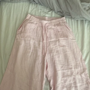 Linnebyxor - Säljer dessa rosa linnebyxor från Gina tricot🫶🏻 köpta sommaren 2022, har bara använt dom några gånger i somras💞