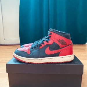 Air Jordan 1 Mid ”Banned” Strl 42 - Säljer dessa då jag växt ur dom. Använt skick men väl omhändertagna. 