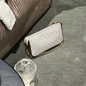 MK väska - Mk väska använd sparsamt! Fint skick! Perfekta väskan till våren! 😍