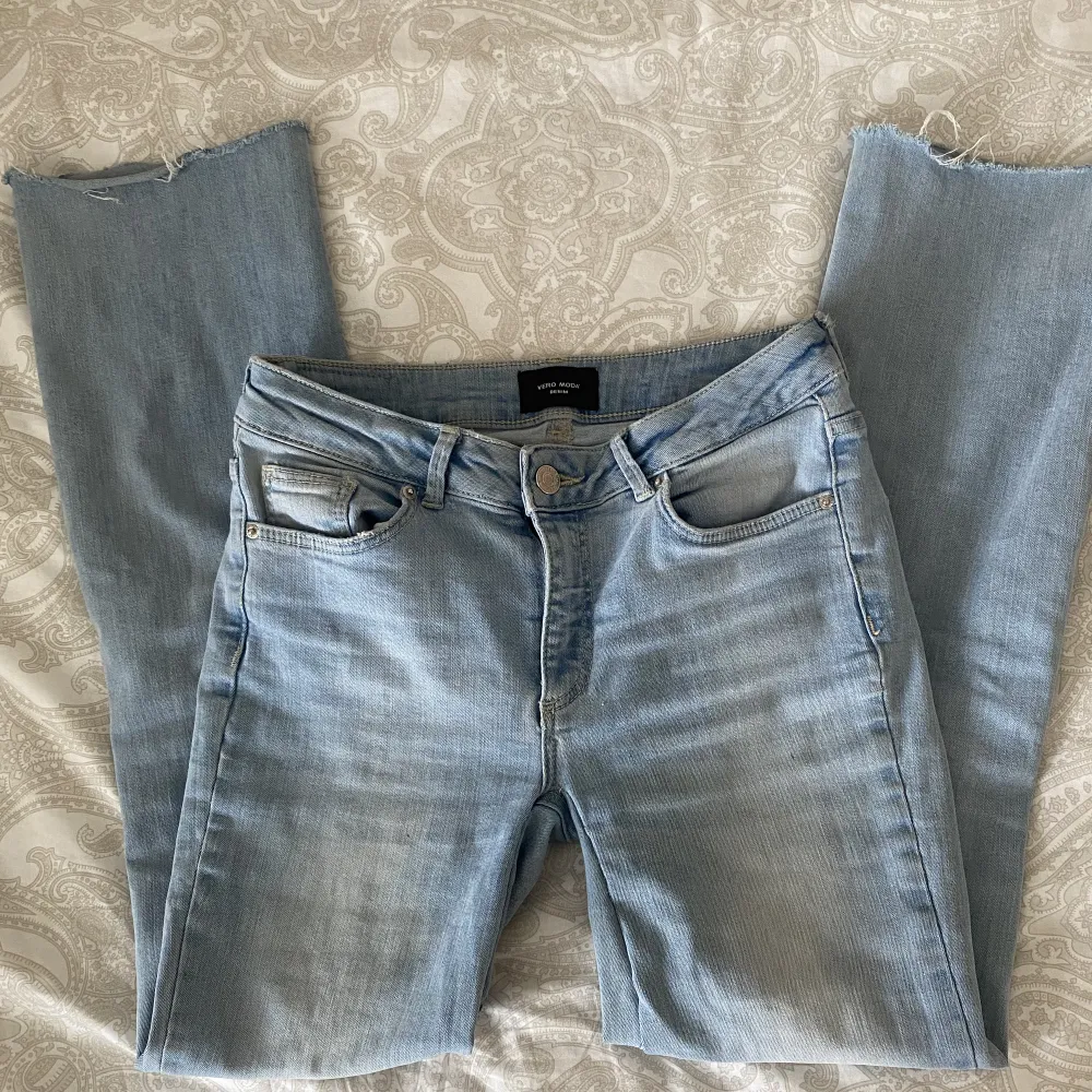 Ljusa midwaist jeans från Vero Moda. De är omsydda så de blev lite lägre i midjan. Fint skick!🤍 Köparen står för frakten.. Jeans & Byxor.