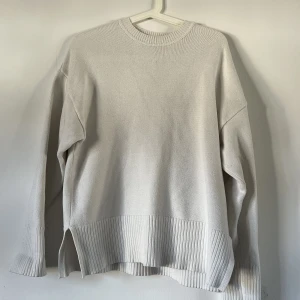Zara stickad tröja  - Vit stickad tröja från zara. Använd fåtal gånger men kommer tyvärr inte till användning. Köparen står för frakten. 