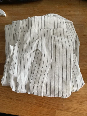 Linnebyxor  - Randriga långa linnebyxor XS från monki. Lite genomskinliga men inte mer än andra linnebyxor. Lite korta i modellen 