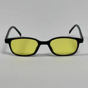 Coola solglasögon med gult glas o svarta bågar!
