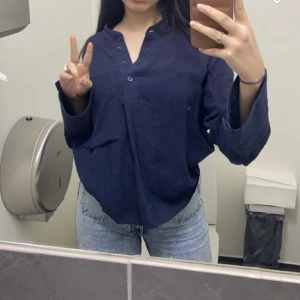 Skjorta  - Köptes från zara förra månaden superfint material o h luftigt passar bra till sommaren om man vill ha en täckande look. Jag köpte den i storlek L för en oversize look men som ni ser det passar allt från S till L