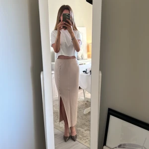 Beige kjol - Chiquelle - Beige kjol från Chiquelle. Aldrig använd. Nypris 399:- Passar en stl XS / S. Nyskick. Köpare står för frakt.