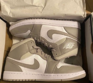 Jordan air mid linen  - Storlek 41, helt ny i kartong köpt i wavykicks äkta Nypris3699