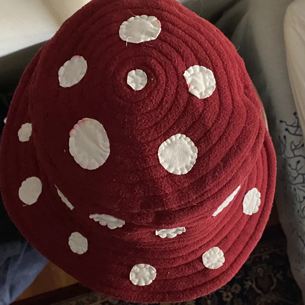Vintage röd hatt som jag gjort om till en svamphatt . Övrigt.
