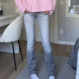 Säljer dessa lågmidjade jeans som är köpta här på plick men de va tyvärr för små för mig där av säljer jag dem vidare! (Inte jag på bilderna)  Vid ena benet finns det en liten vit fläck (kom privat om ni vill ha bild)  Frakt till kommer!