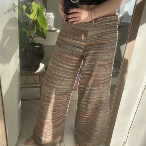 Stickade Zara byxor💝 - Superfina och bekväma! Bland annat sedda på fina Engla Lööf❤️‍🔥Sitter oversized på mig som är en S, men funkar om man viker ner i midjan!!!