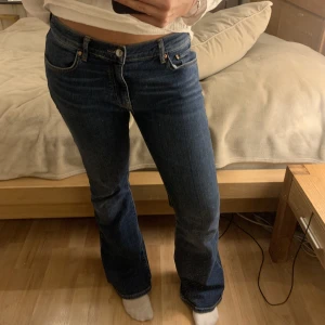 Bootcut jeans  - Snygga blå bootcut från Gina Tricot köpta för 500kr i somras. Dom är i storlek 40 och på mig sitter dom lite löst och räcker långt ner till fötterna, jag brukar ha 38/40 och är 175 cm lång. Säljer för har inte haft användning av dom på ett bra tag.💓