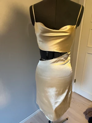 Klänning  - Fin oanvänd klänning med unika detaljer! 