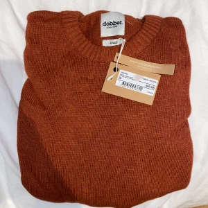 Stickad tröja med prislapp - köpt på MQ för 499kr  Aldrig använd, prislapp på Storlek passar S och M