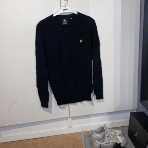 Stickad Lyle&scott  - 10/10 i skick använd mindre än 5 gånger 