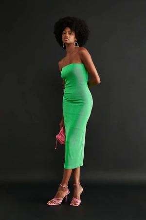 Tubklänning - Grön/skimrande klänning från Gina tricot, endast använd under ett tillfälle men mitt armband råkade fasta i klänningen och därför har den nopprat upp sig lite grann.  Nypris 399kr  Mitt pris 150kr (+ eventuell frakt)  Kan även mötas upp i Göteborg :)