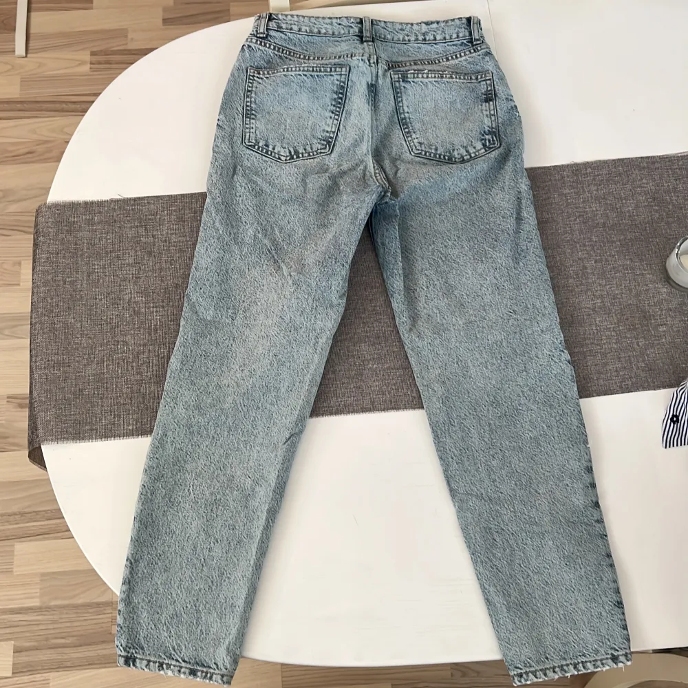Fina jeans från zara. Modellen är straight  så den sitter lite mer löst än skinny jeans.. Jeans & Byxor.