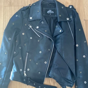 Mc jacka - Köpt på Nelly ca 2018 strl m passar också S nypris 800