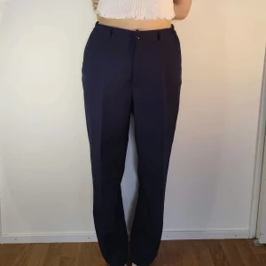 mörkblå byxor köpta second hand unbranded - byxor köpta second hand helt utan etiketter men estimerar storlek L. innerlår är ca 70cm, längden totalt är ca 102cm och W är ca 29". möter ej upp, postar enbart 🌸