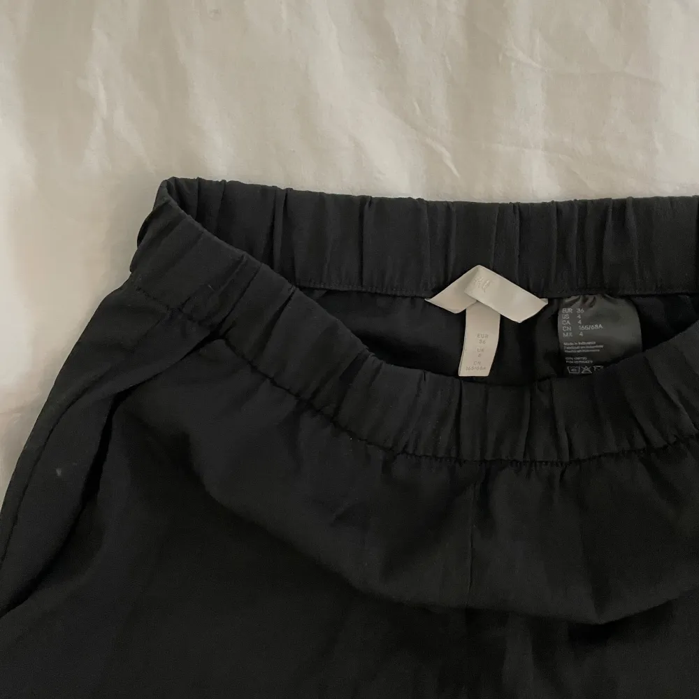 Svarta kostymbyxor med resår i midjan. Jeans & Byxor.