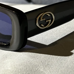 gucci gg 2409 sunglasses - Vintage Gucci solglasögon i original förpackning. Inköpta i glasögonaffär i Sverige! Frakt ingår ej🤎