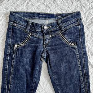 Superlåga jeans från Miss sixty 2000tal  Storlek 25, XS Längd ben: 80cm från grenen
