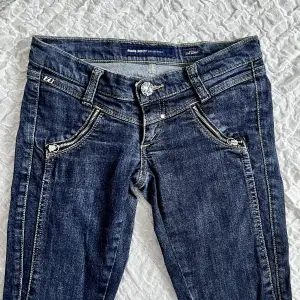 Superlåga jeans från Miss sixty 2000tal  Storlek 25, XS Längd ben: 80cm från grenen