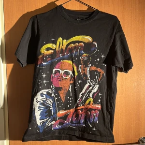 Elton John T-shirt - Säljer denna Elton John T-shirten från Pull & Bear