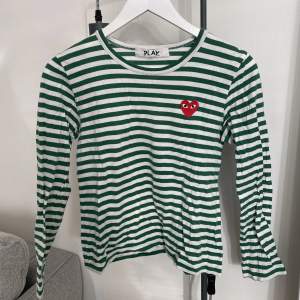 Grön randig t-shirt tröja från Comme des garcons play. Köpt på NK men används inte längre. Storlek M men passar xs/s😍😫
