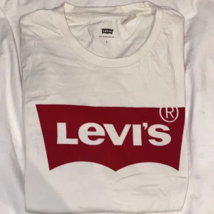 Levis T-shirt  - Knappt använd, inga fläckar  Storlek L Pris kan diskuteras 