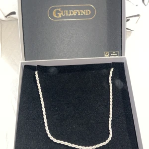 Silver cordell halsband - Cordellhalsband i silver. Väldigt bra skick. Fick i julklapp. 53 cm lång. 