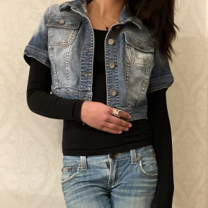 Skit cool jeansjacka  - Så snygg kortärmad jeansjacka som man kan ha på sommaren eller nu på vintern till ett snyggt linne osv🙀