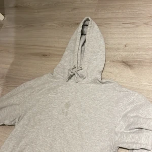 Grå hoodie - De är en liten fläck i mitten på tröjan