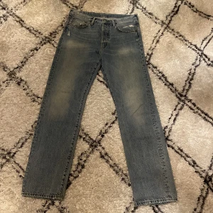 Acne studios jeans - Säljer dessa jeans på grund av att jag inte använder dom längre. Inga skador på dom, och ifall du skulle vilja ha fler bilder så skickar jag såklart det.  Det är ett par Acne Studios jeans och modellen heter ”acne studios 1996 light blue trash”
