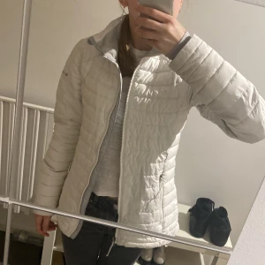 Vårjacka - Vit jacka från Columbia! Jätte bra o fin jacka som håller värme jätte bra ! 👍🏼 väldigt bra skick och väldigt ren ❤️ ordinarie pris är ungefär 1500kr köptes i Tyskland förra året på sommaren❤️ storlek xs men passar s 