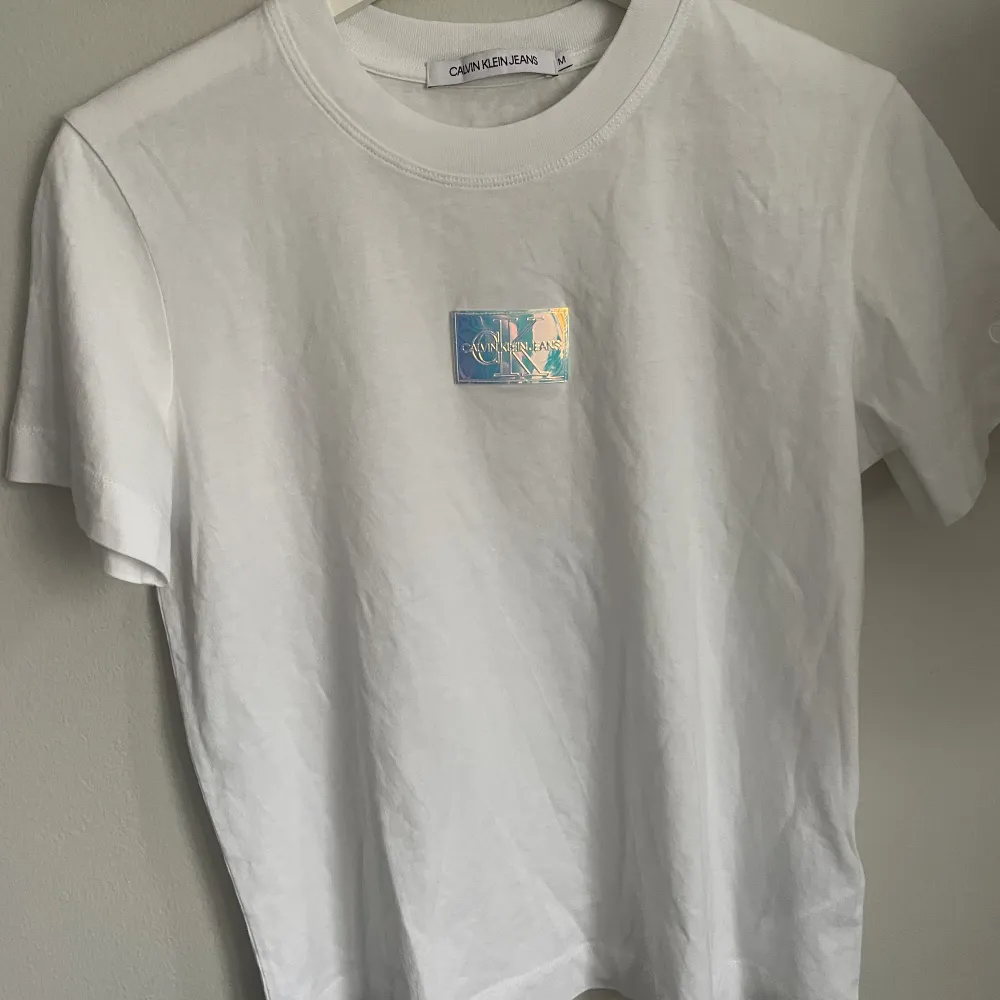 Skitcool Calvin Klein t-shirt med färgskiftande logga🌟 Aldrig använd. Det är M men passar som ett S skulle jag säga. . T-shirts.