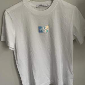 Skitcool Calvin Klein t-shirt med färgskiftande logga🌟 Aldrig använd. Det är M men passar som ett S skulle jag säga. 