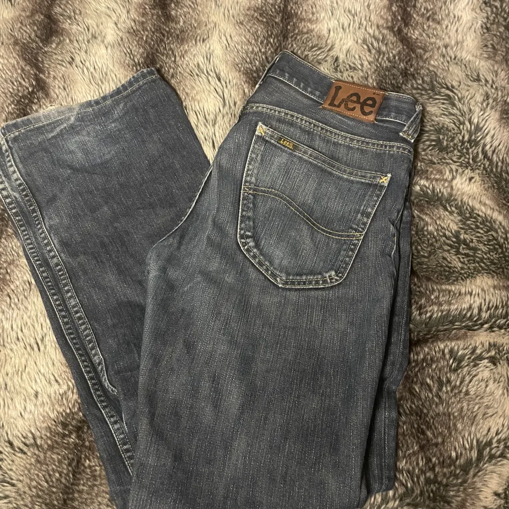 Jätte fina lågmidjade jeans från Lee. Jag säljer dom pga av att jag ej gillar lågmidjat. Jag är storlek M/L och de sitter super bra på mig!  Det är ett par jeans från tidigt 2000-tal så de är lite nötta, men kvaliten är bra😊hör av er för mer bilder/frågor. Jeans & Byxor.