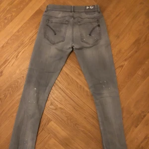 Dondup jeans - Sköna dondup jinz i modellen George med slitning på knäna. Nypris 2700kr