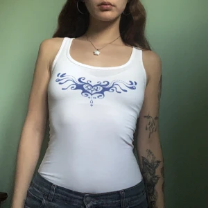 Flowy heart tank top - One of a kind statement-topp med motiv ritat av mig👼 på ett linne köpt secondhand i felfritt skick! Står strl XS men passar perfekt på mig som är 38/M då tyget är stretchigt🙏🏼 (💸Rabatt & samfrakt vid köp av flera varor)