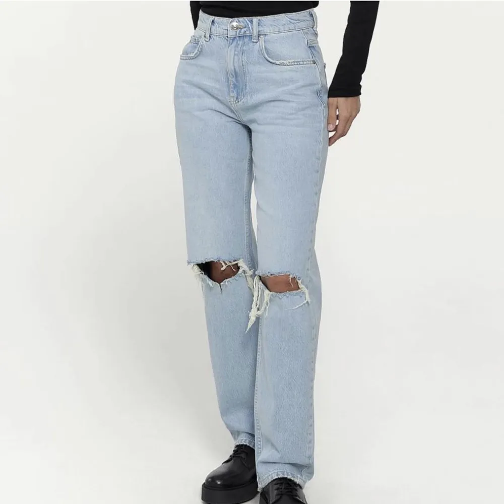 Säljer dessa jeans då det inte är min stil längre, ny pris 499kr. Jeans & Byxor.